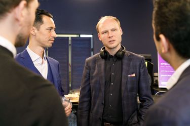 6 image in gallery