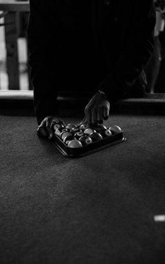 Играем в бильярд cover