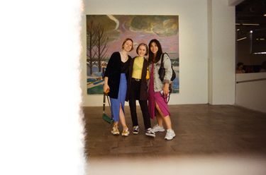6 image in gallery