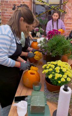 Цветочная композиция в тыкве cover