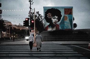 6 image in gallery
