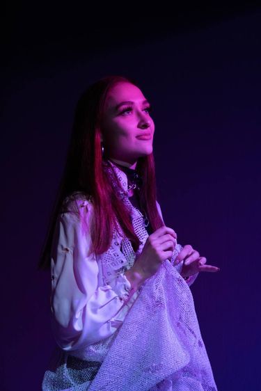 6 image in gallery