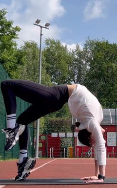 Stretching w parku cover
