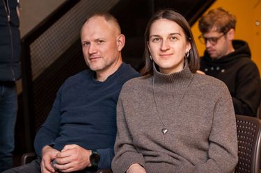 6 image in gallery