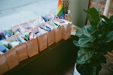 6 image in gallery