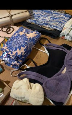 Clothes Swap Dinner Party ♻️👗🍱👯‍♀️ cover