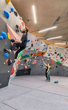 Bouldering @ Stronghold (London fields) cover