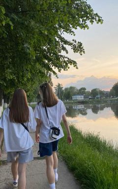 прогулка в парке👭🏼🌳 cover