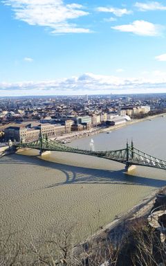 Explore Budapest, walking tour to Gellért Hill cover