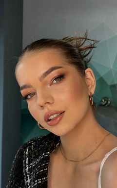 Модели на макияж cover