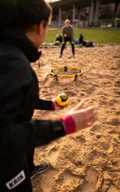 Играем в петанк (playing pétanque)