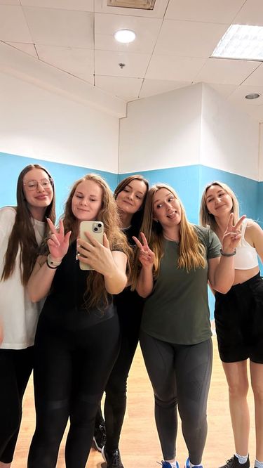 6 image in gallery
