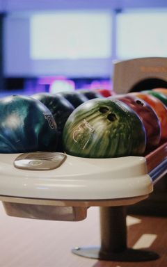 Multinational Christmas bowling game 🎳 cover