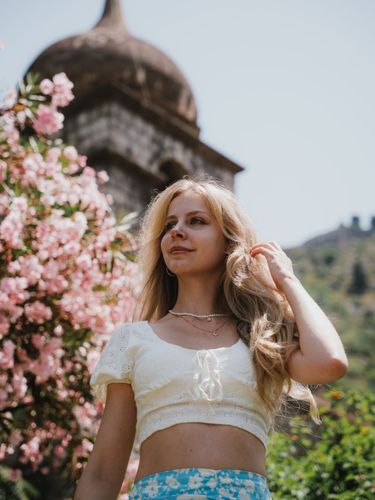 8 image in gallery