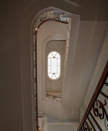 6 image in gallery
