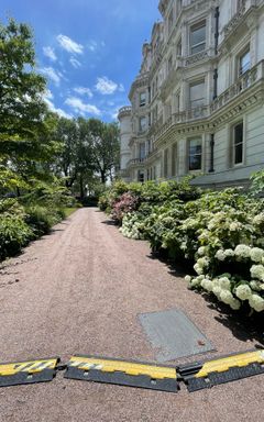 Having lunch at Inner Temple Gardens cover